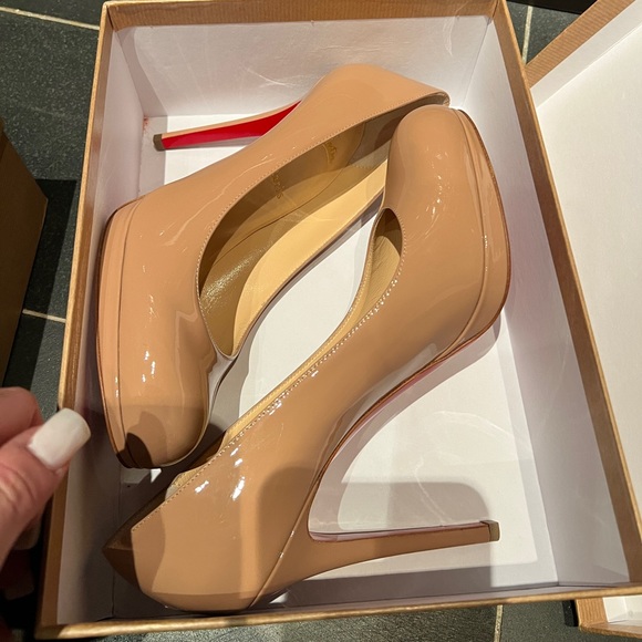 *Brand New* - Louboutin NEW SIMPLE PUMP 120 PATENT
NUDE 6248
3080746
Siz… - Picture 6 of 11
